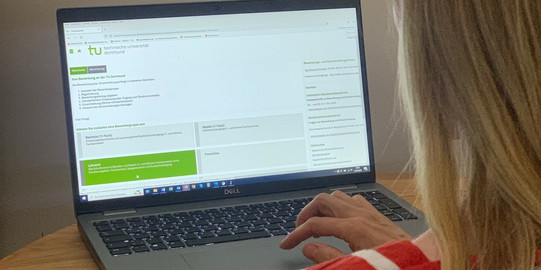 Studieninteressierte bewirbt sich am Laptop 