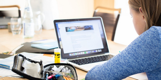 Schülerin sitzt am Laptop