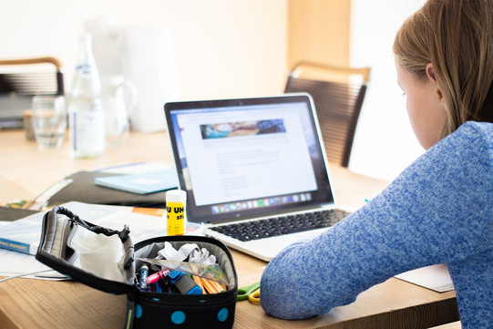 Schülerin sitzt am Laptop