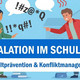 Konflikt zwischen zwei Schülern. Einer deeskaliert mit einer Stopp-Geste, der andere schimpft (gezeigt durch wirre Symbole). Davor ein Banner mit der Aufschrift: Deeskalation im Schulalltag