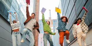 5 Personen springen in die Luft