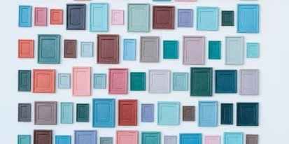 bunte Bilderrahmen hängen an der Wand