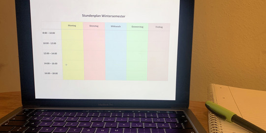 Laptop mit Stundenplan