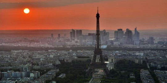 Sonnenuntergang über Paris mit Sicht auf den Eifelturm