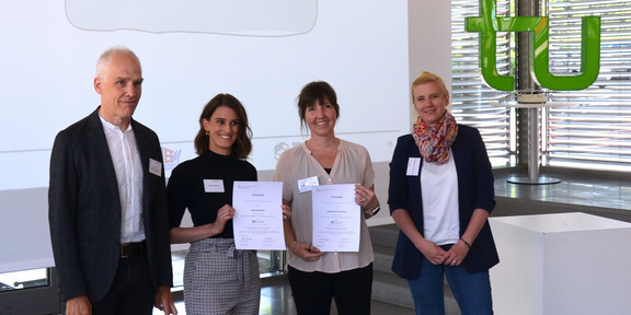 Lehrpreis 2024 Vier Personen stehen nebeneinander und halten Urkunden hoch.