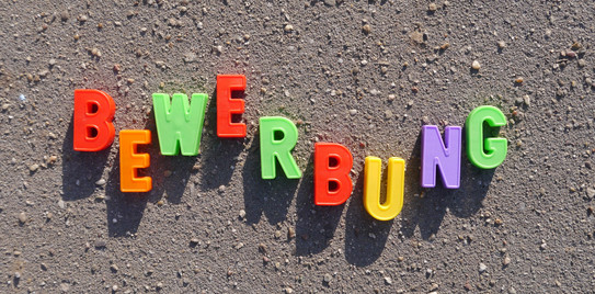 Bewerbung Schriftzug mit bunten Buchstaben