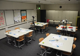 Klassenzimmer mit Kameras