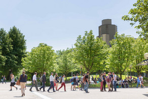 Menschen laufen über den Campus Nord.