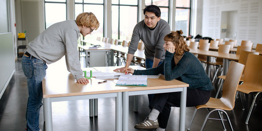 Drei Studierende bei einer Gruppenarbeit