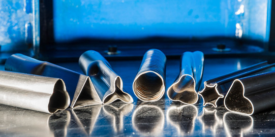 Verschieden große Metallrohe liegen nebeneinander.