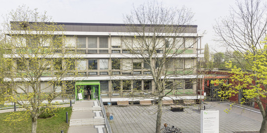 Studierendensekretariat Emil-Figge-Str. 61 mit frühblühenden Bäumen
