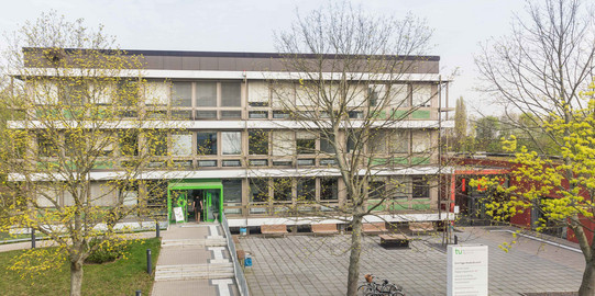 Studierendensekretariat Emil-Figge-Str. 61 Studierendensekretariat Emil-Figge-Str. 61 mit frühblühenden Bäumen