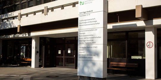 Eine Infosäule mit Hinweisen zum Gebäude EF50.