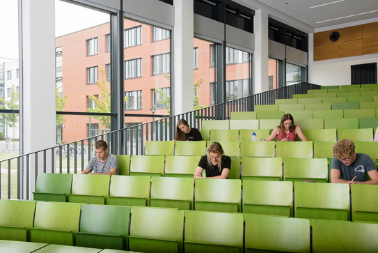 Mehrere Studierende sitzen im Hörsaal.
